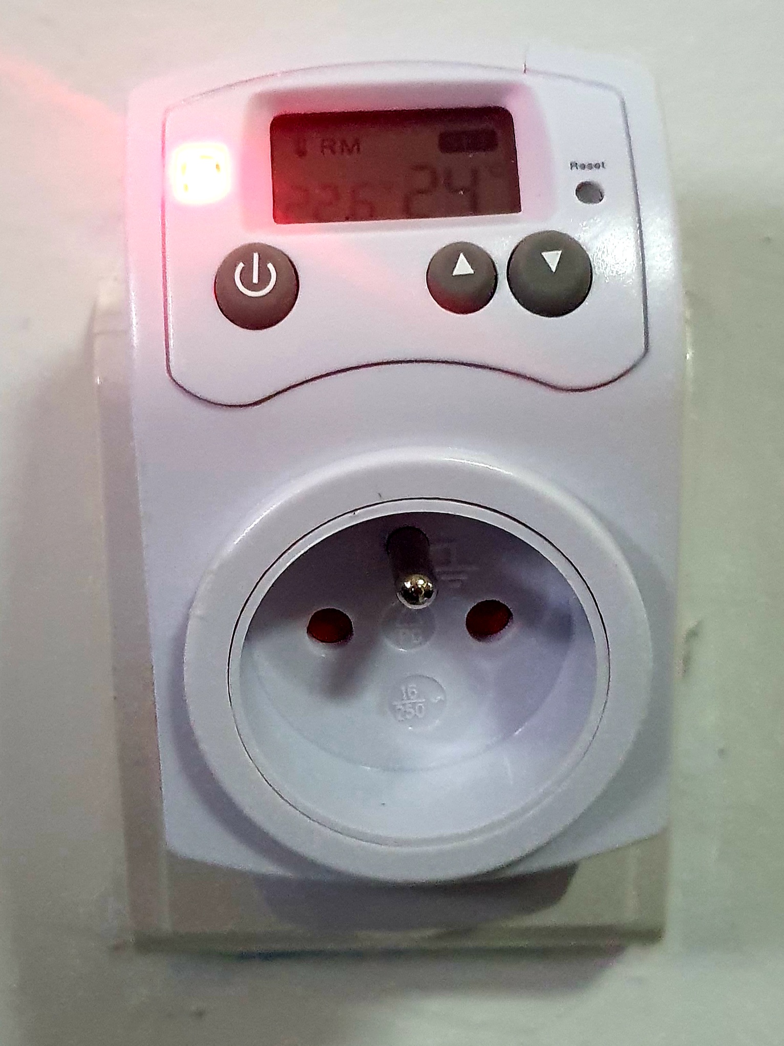 Zásuvkový termostat izbovej teploty  digital 230 volt 2,3 kW